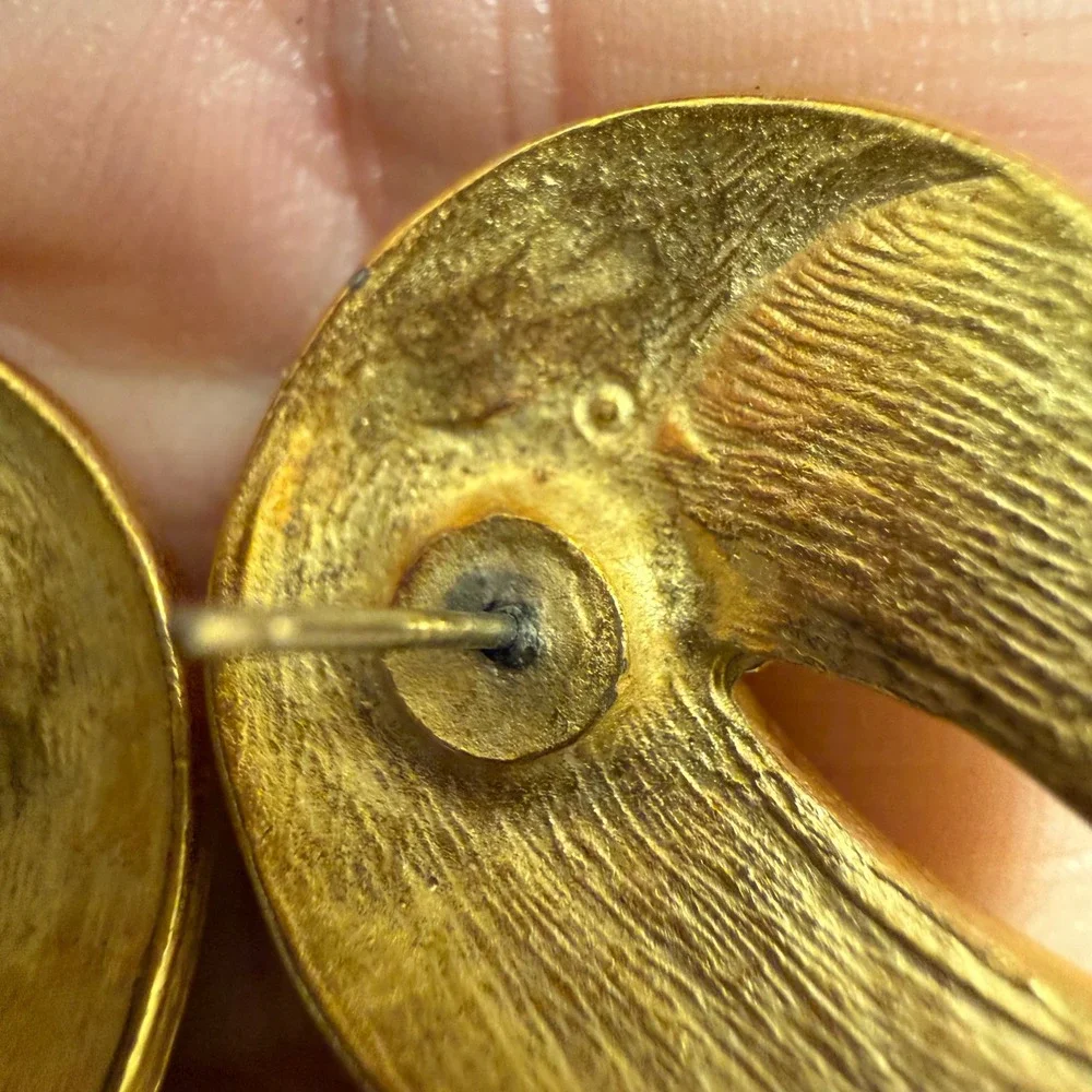 Vintage‎ Abstract Swirl Enamel Stud Earrings Gold Tone Tan Cream Marbled Retro
